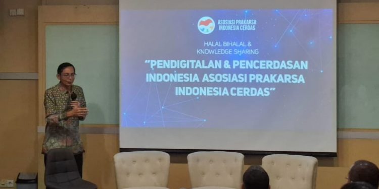 Prof. Suhono H. Supangkat, selaku Ketua APIC