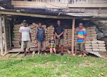 Ketua BMP RI DPC Kabupaten Mimika Panius Kogoya menyerahkan 100 sak semen untuk mendukung pembangunan Gereja Baptis Matoa SP3.