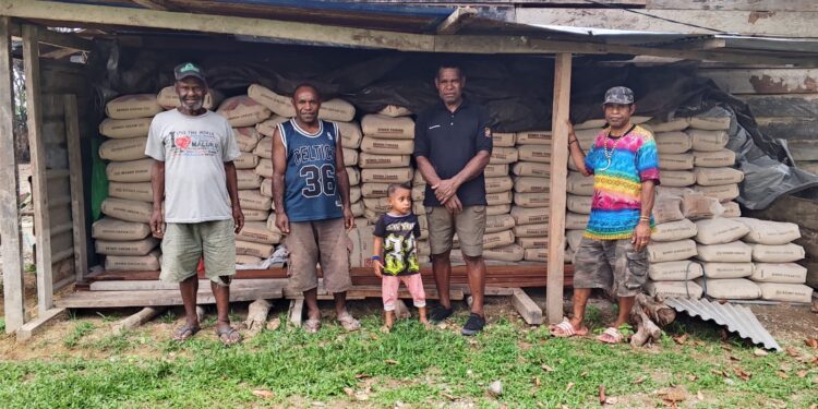 Ketua BMP RI DPC Kabupaten Mimika Panius Kogoya menyerahkan 100 sak semen untuk mendukung pembangunan Gereja Baptis Matoa SP3.