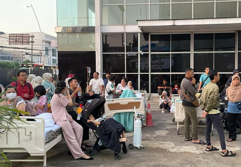 Asap Tebal Selimuti RS Hermina Usai Kebakaran, Pasien Dievakuasi ke Luar Gedung