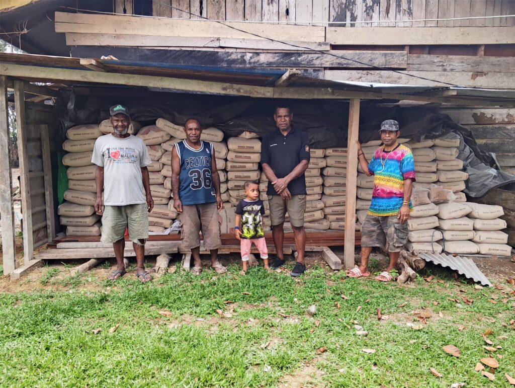 Ketua BMP RI DPC Kabupaten Mimika Panius Kogoya menyerahkan 100 sak semen untuk mendukung pembangunan Gereja Baptis Matoa SP3.